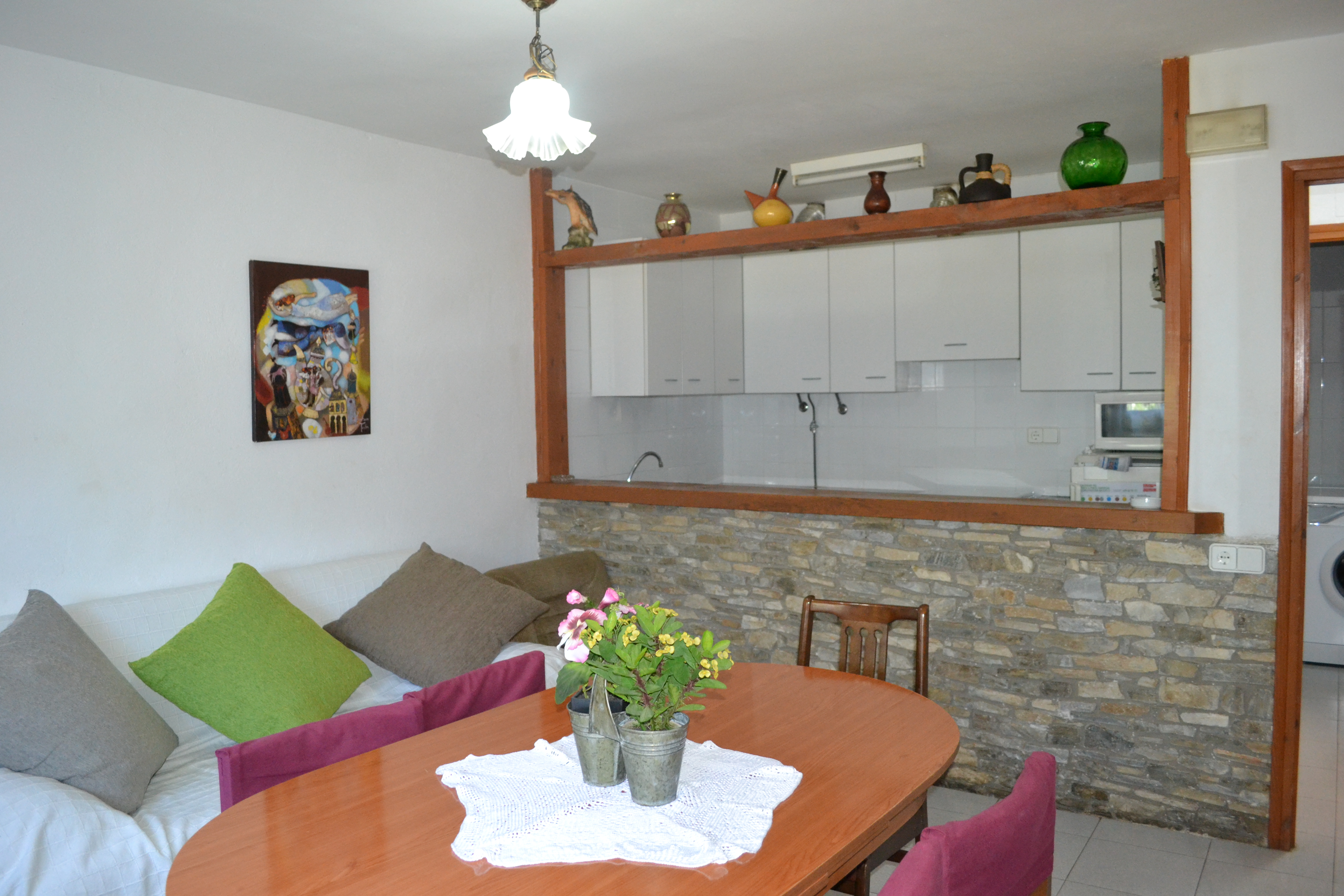 Sala menjador amb cuina de l'apartament