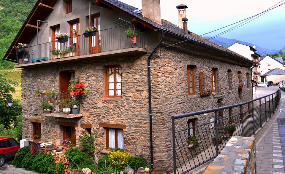 Vista exterior de Casa Campaner al Pirineu