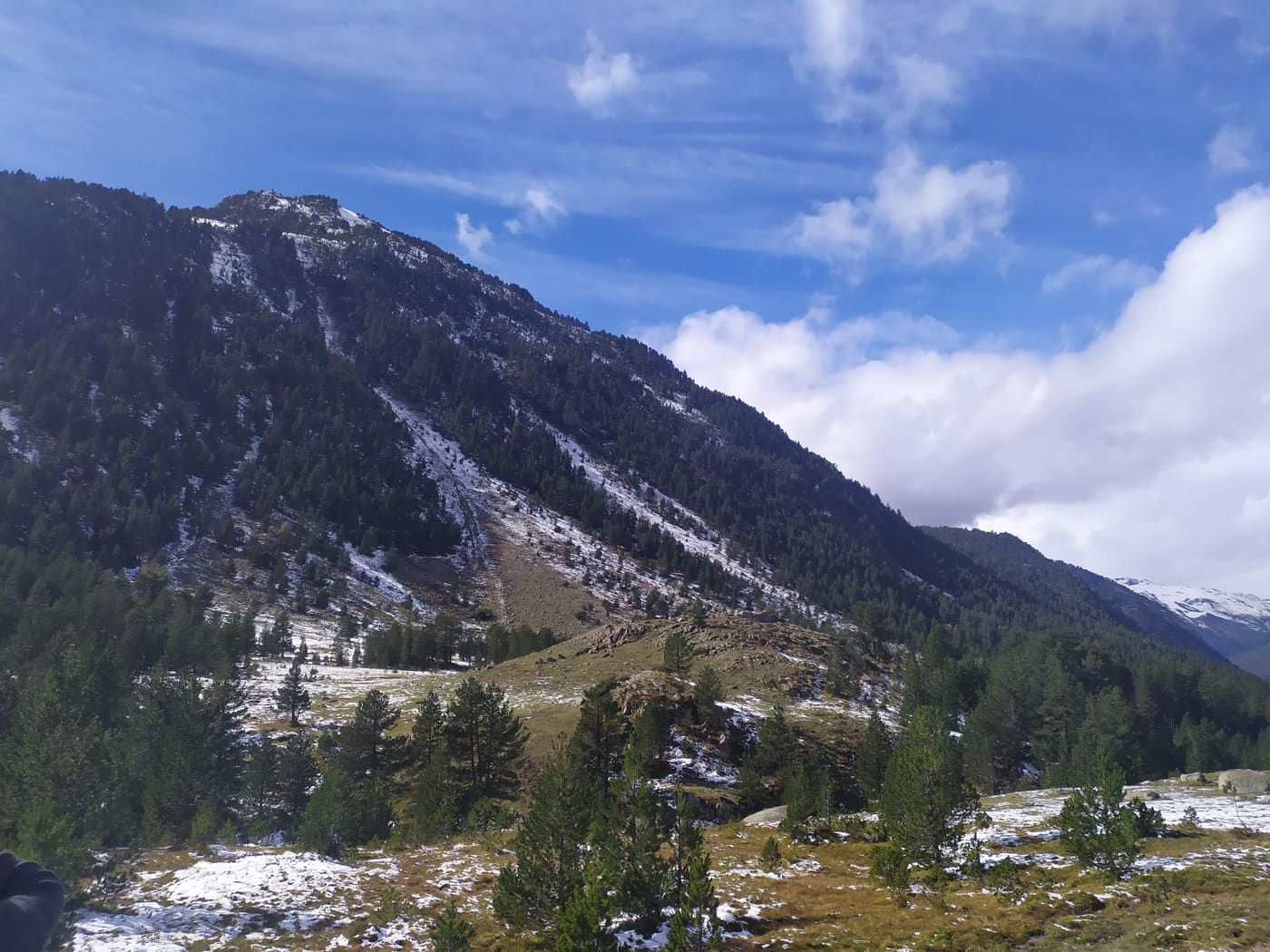 Muntanya amb neu a la primavera